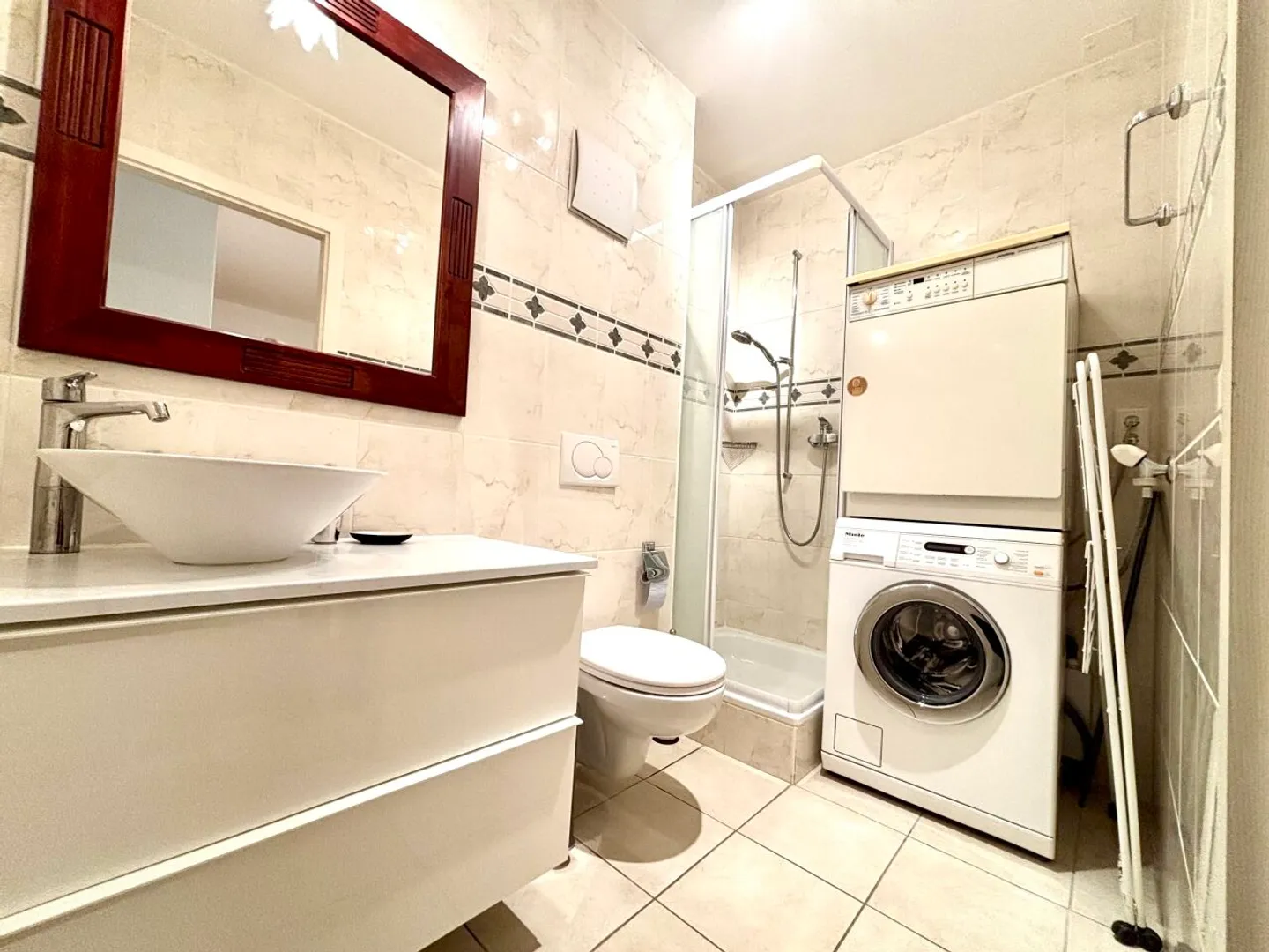 Beautiful furnished 3.5-room apartment with small terrace next to the train station in Gland - Photo 10 of 13