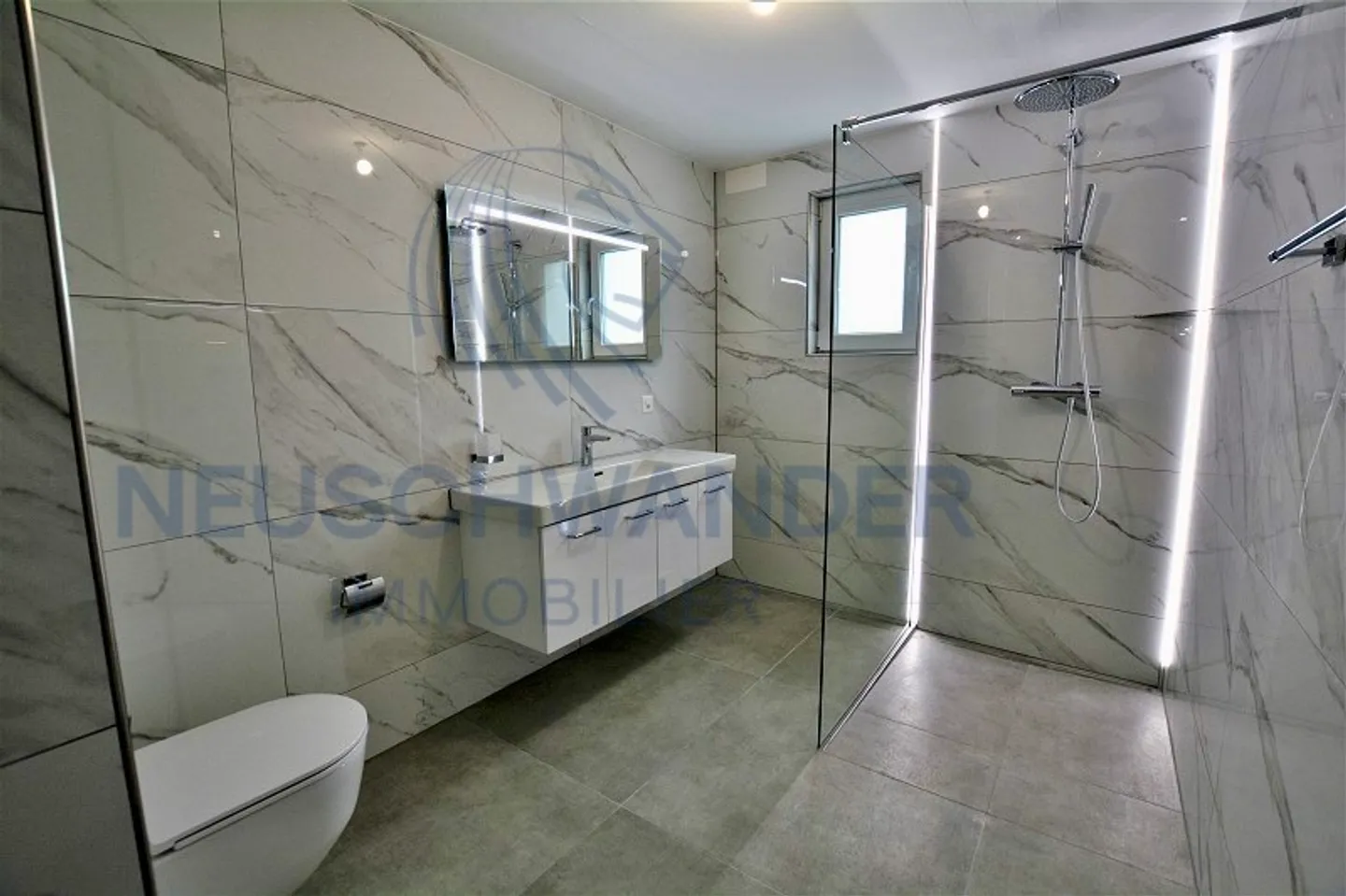 Au centre du village, grand appartement moderne de 137 m2 avec balcon. - Photo 4 sur 10