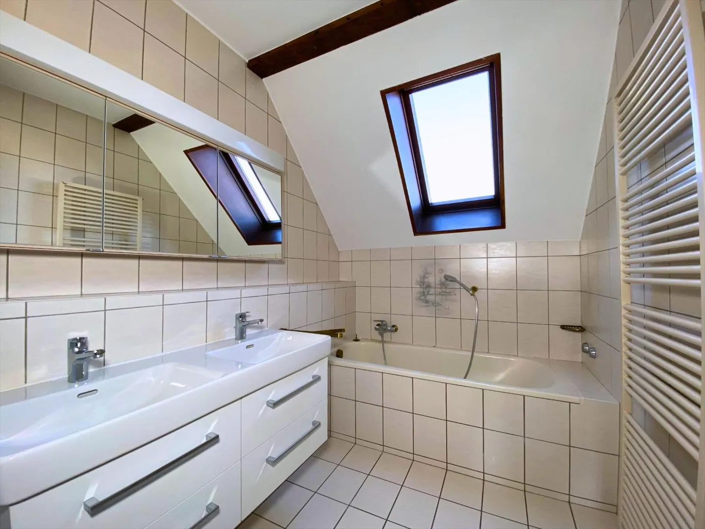 Bellissimo duplex mansardato di 3,5 stanze con 121 m² di superficie abitabile - Foto 10 di 13