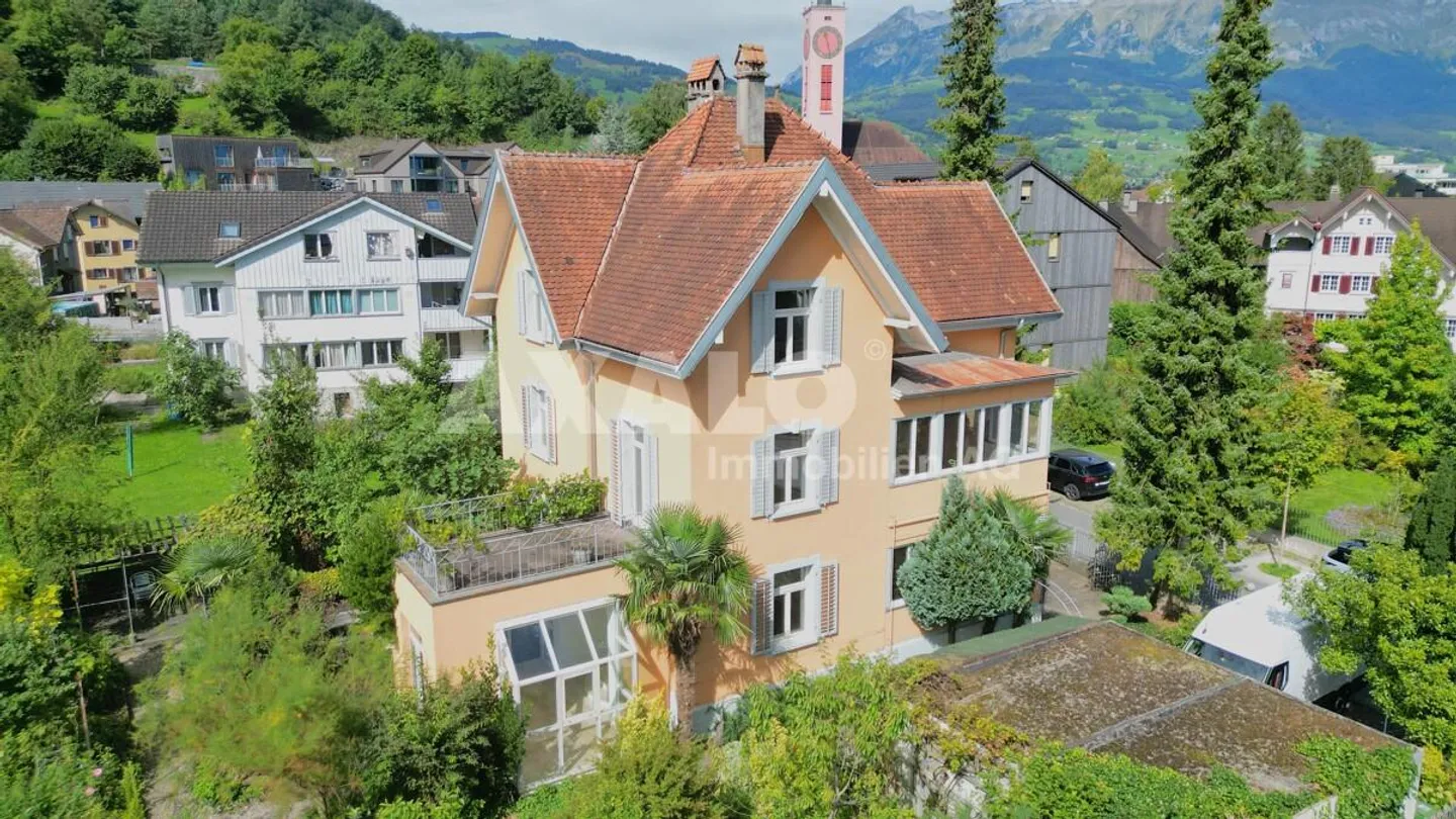 Villa Storica in Città con Magnifica Oasi Giardino nel Cuore di Buchs - Foto 1 di 34