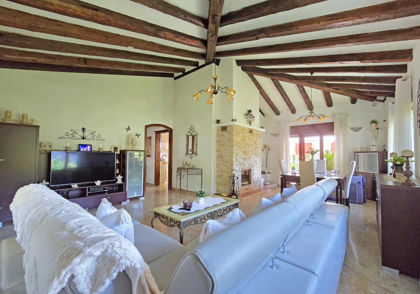 Large Single-Family Villa - Photo 3 of 10
