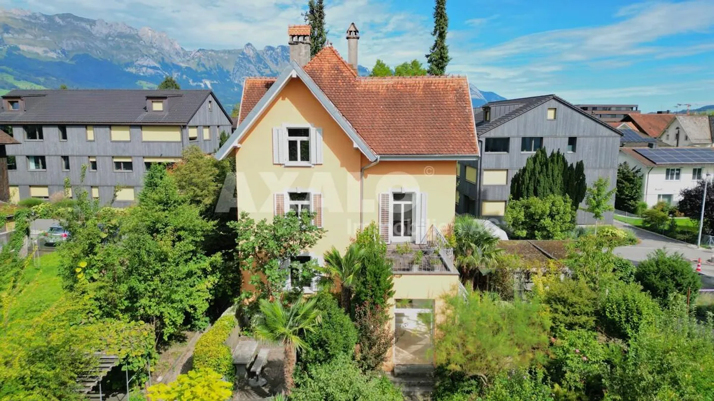 Villa Historique de Ville avec Magnifique Oasis de Jardin au Cœur de Buchs - Photo 2 sur 34
