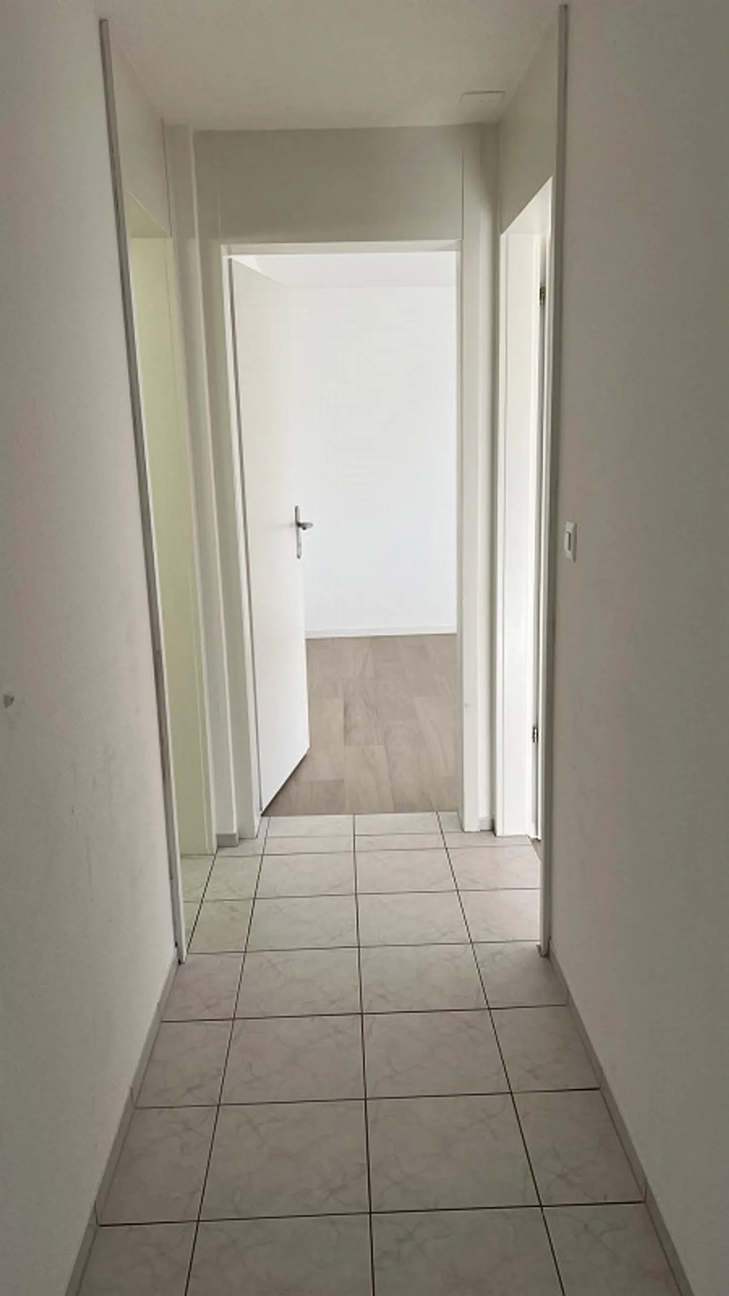 Appartement luxueux de 4 pièces entièrement rénové à Baden - Photo 3 sur 7