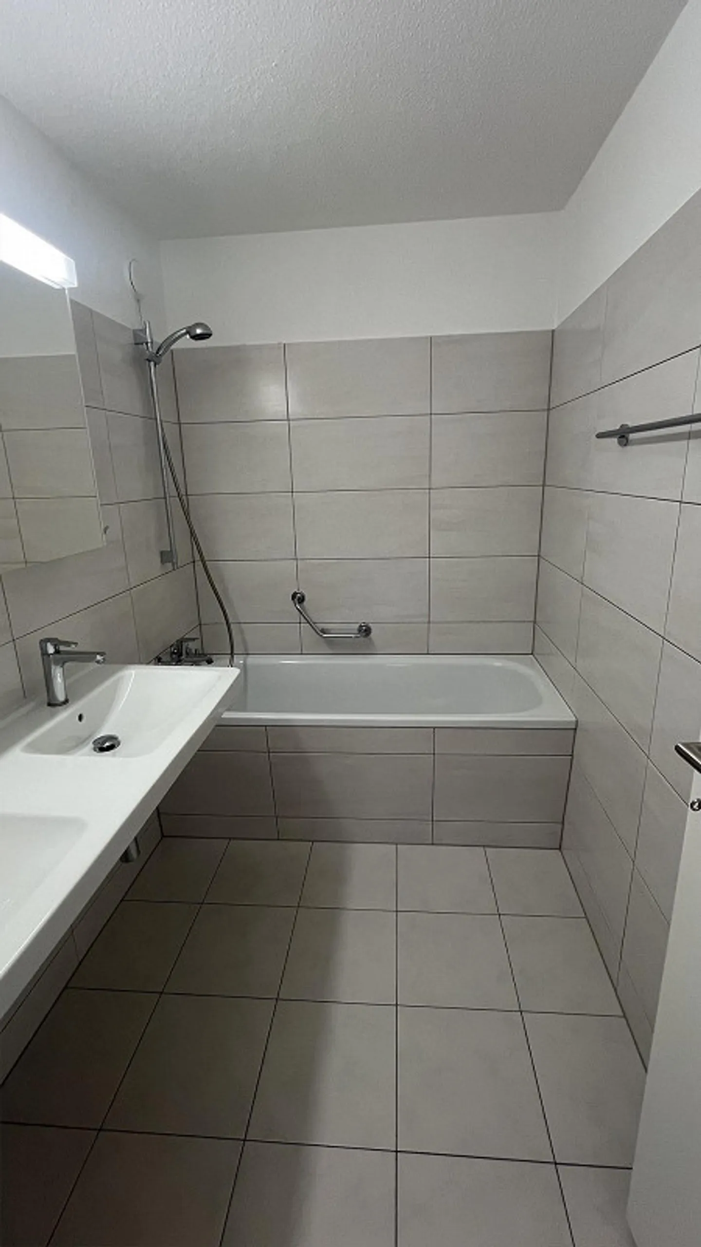 Appartement luxueux de 4 pièces entièrement rénové à Baden - Photo 5 sur 7