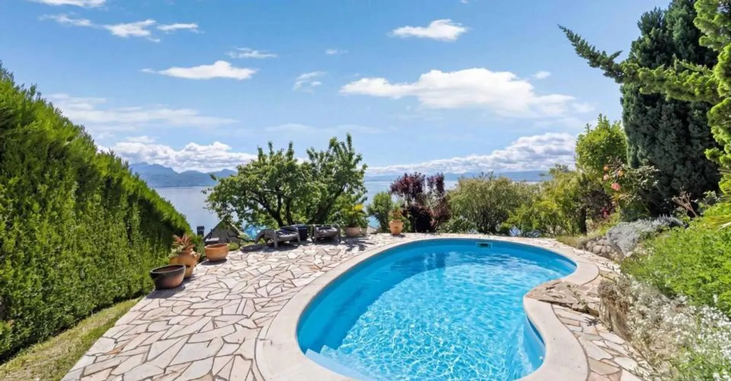 Villa indipendente con piscina e vista panoramica sul lago - Foto 1 di 12