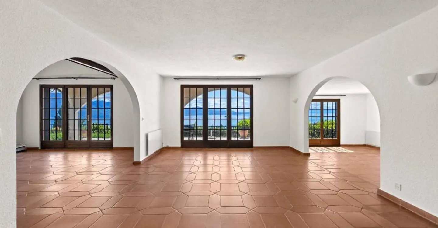 Villa indipendente con piscina e vista panoramica sul lago - Foto 2 di 12