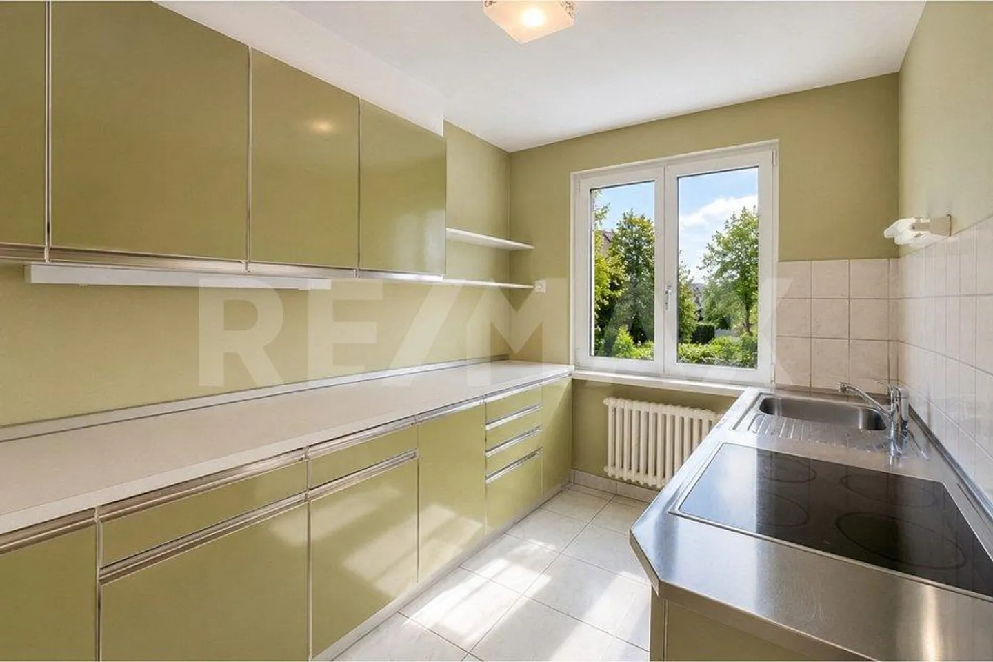Child-friendly living with garden, balcony and plenty of additional space - Photo 3 of 13