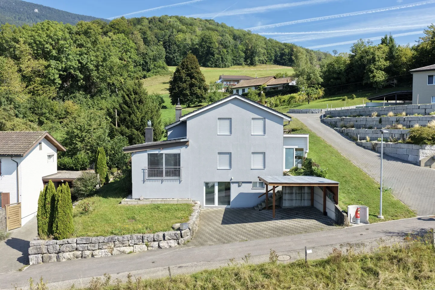 RUHIG GELEGENES EINFAMILIENHAUS MIT WEITSICHT AUF DIE ALPEN - Foto 1 von 6