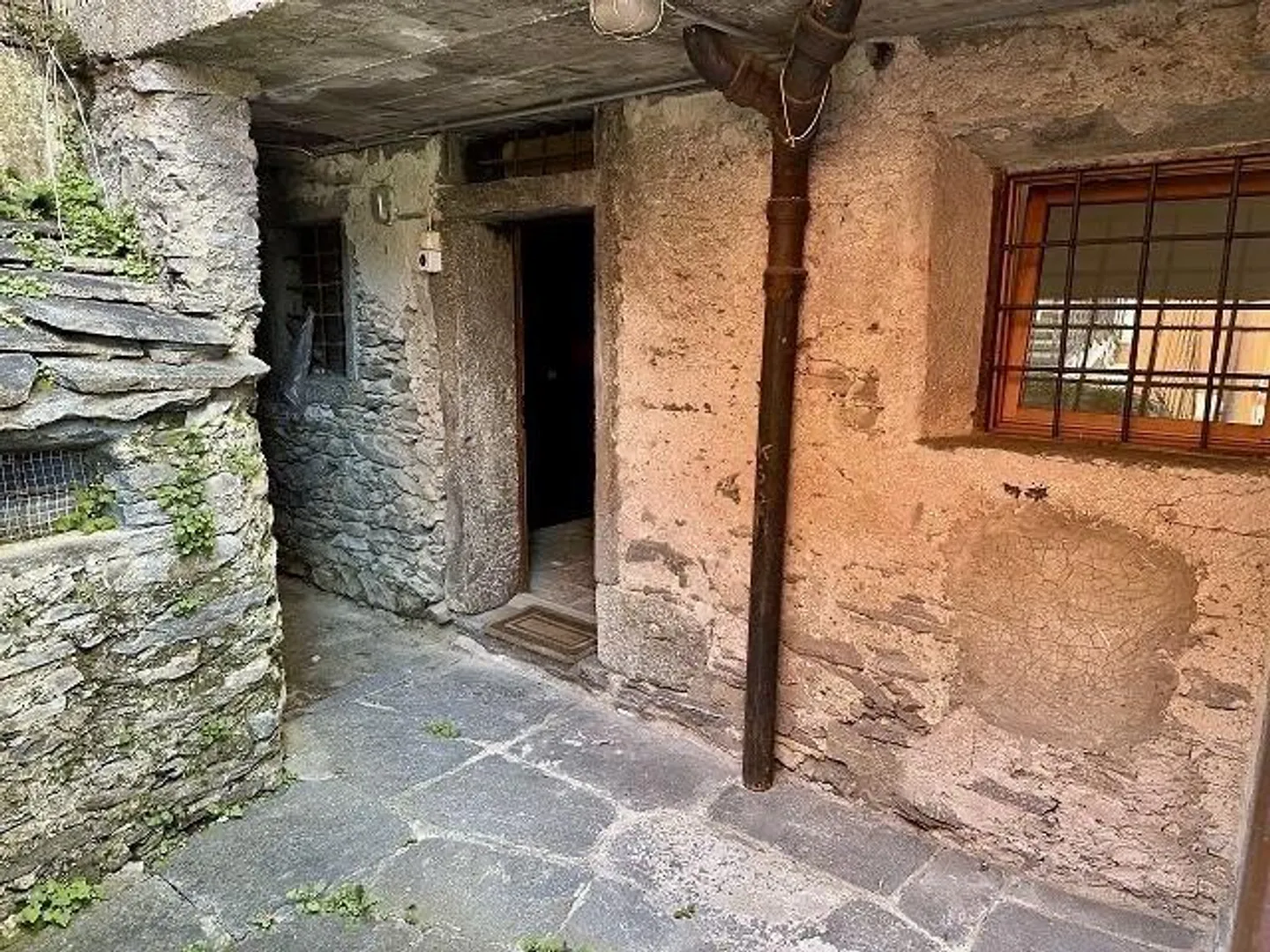 Casa bifamiliare con app. di 3 e 4 locali - Foto 10 di 36