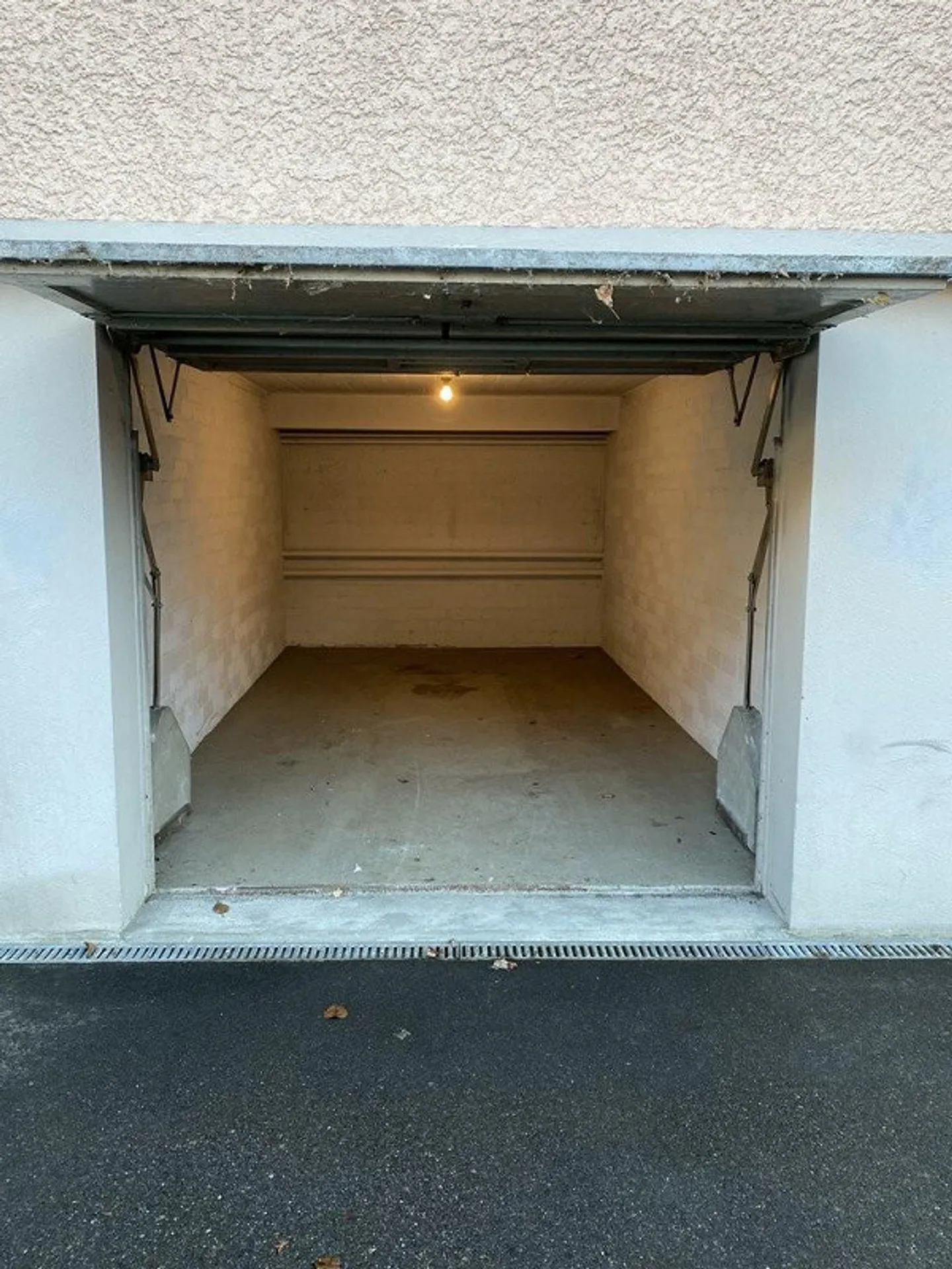 Garage individuel à louer sur demande - Photo 2 sur 2