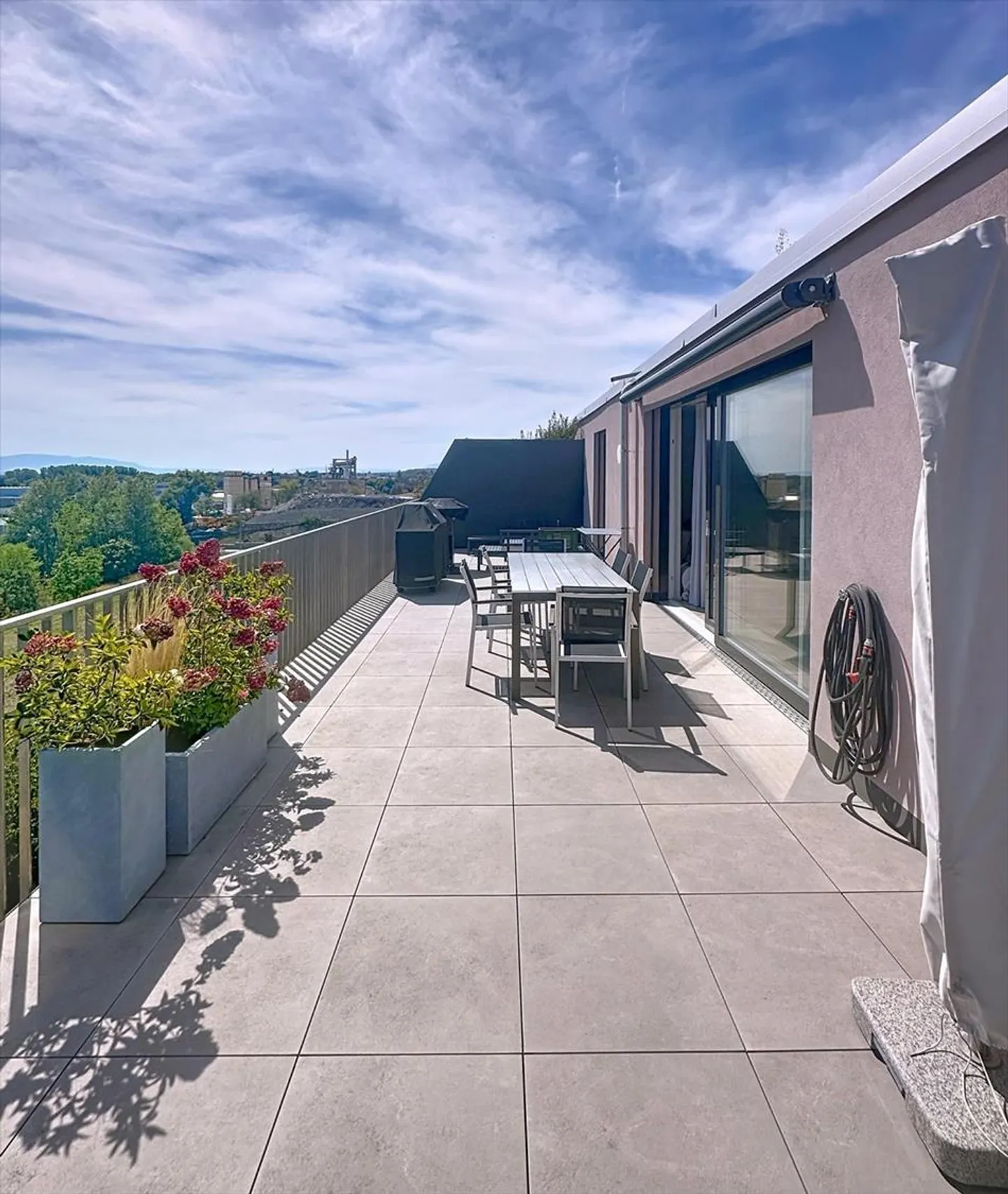 3,5-Zimmer-Penthouse mit großer Terrasse in Gland - Foto 1 von 6