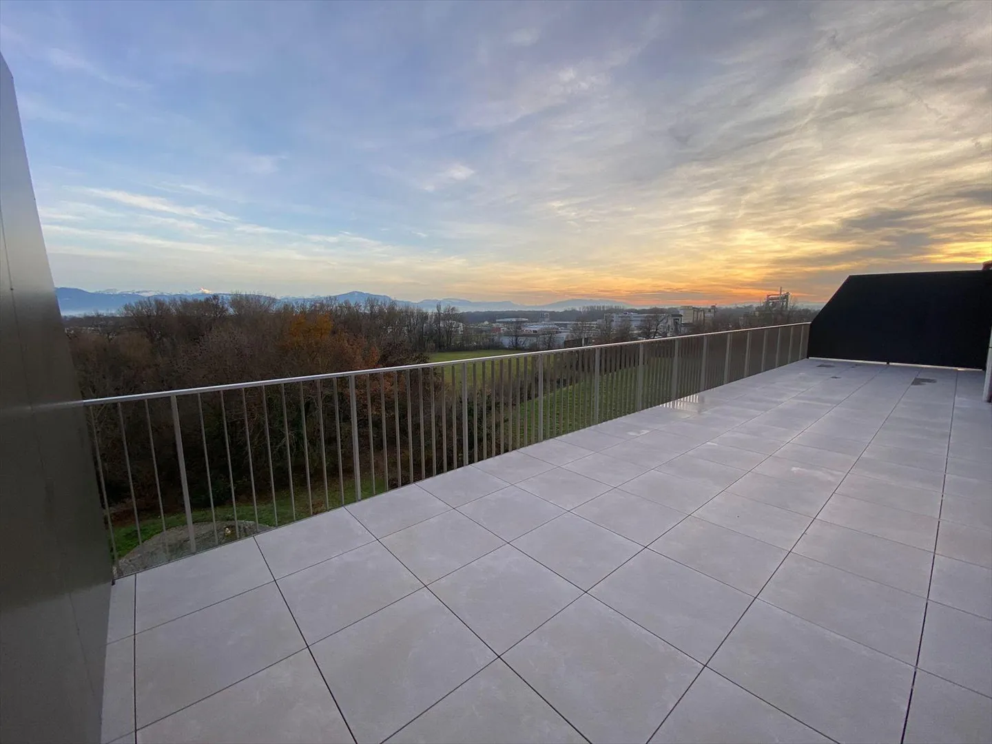 3,5-Zimmer-Penthouse mit großer Terrasse in Gland - Foto 6 von 6