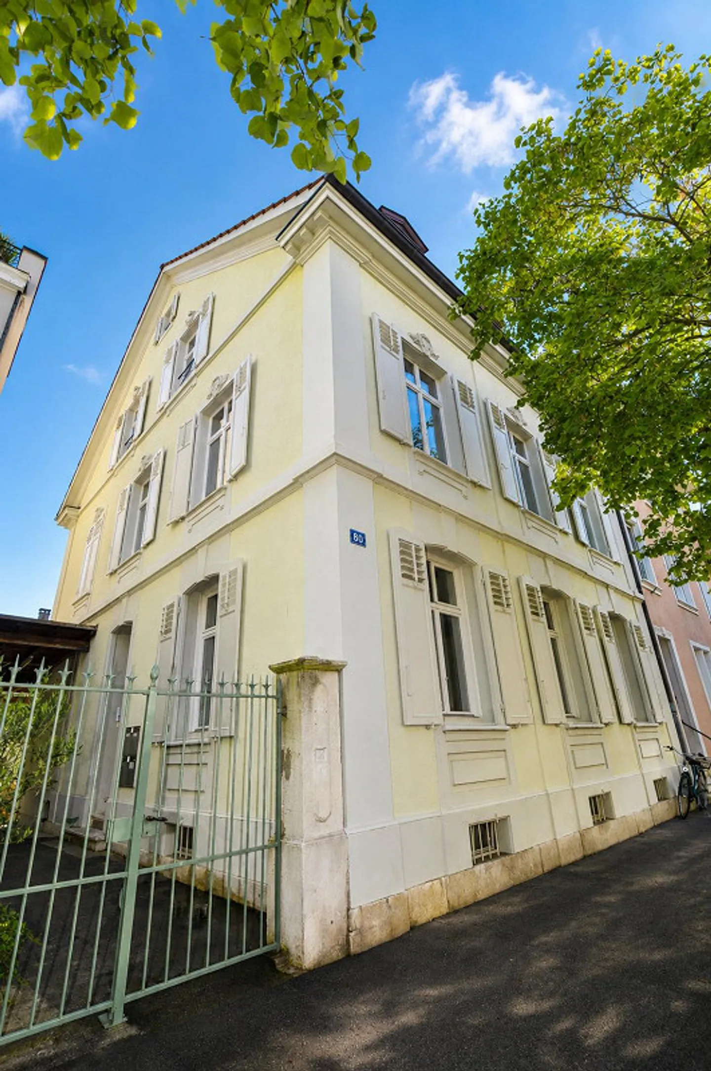Le charme de la maison de ville rencontre le confort moderne - Vie urbaine avec une touche historique - Photo 2 sur 13