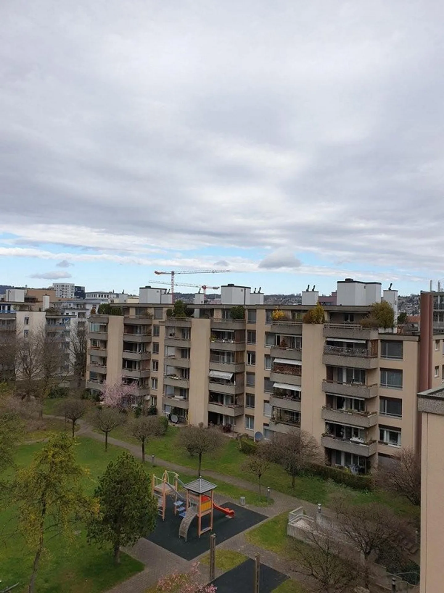 Appartamento affascinante di 4,5 stanze ad Altstetten - limitato fino al 30.09.2026 - Foto 1 di 6