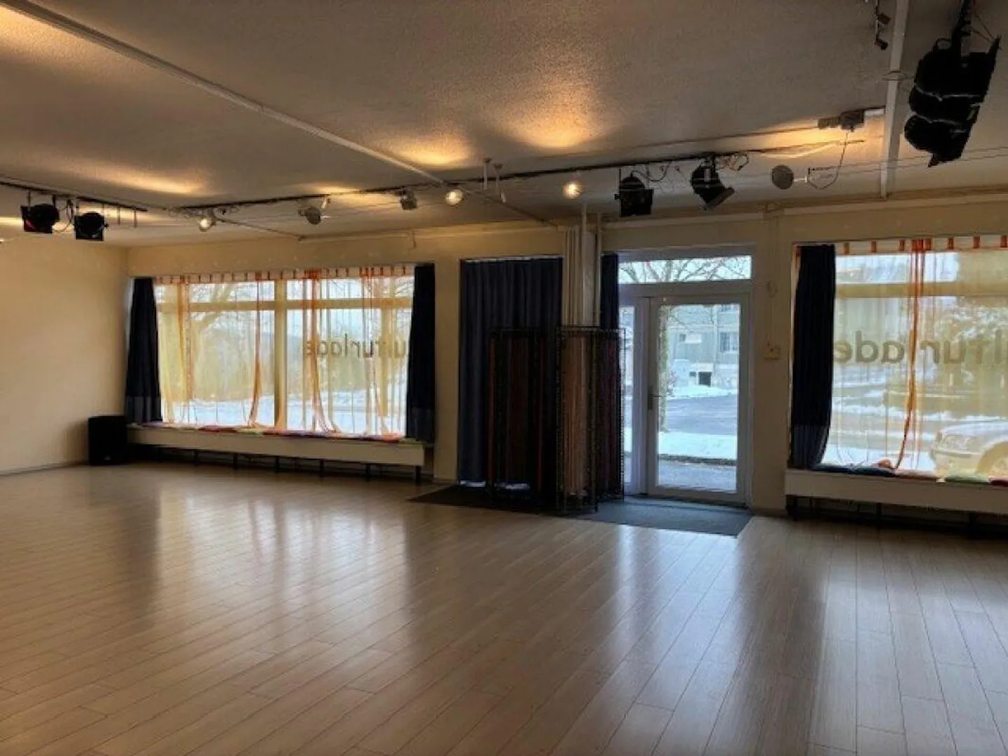 Versatile commercial space - Photo 3 of 6