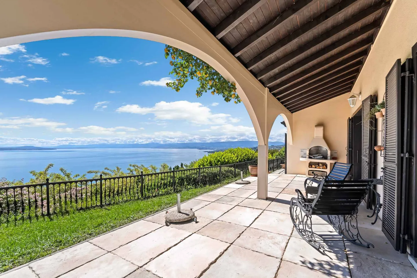 Villa avec piscine et vue sur le lac - Photo 1 sur 13