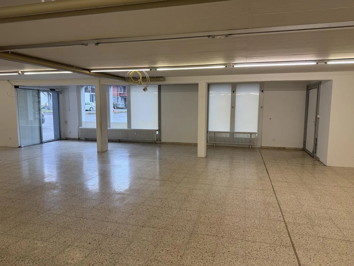 Espace commercial/de stockage de 160 m2 avec un maximum de 627 m2 d'espace extérieur/de stationnement - Photo 5 sur 9