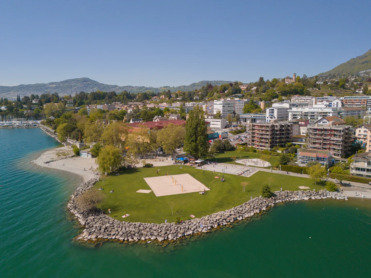 Appartement au bord du lac - Photo 2 sur 11