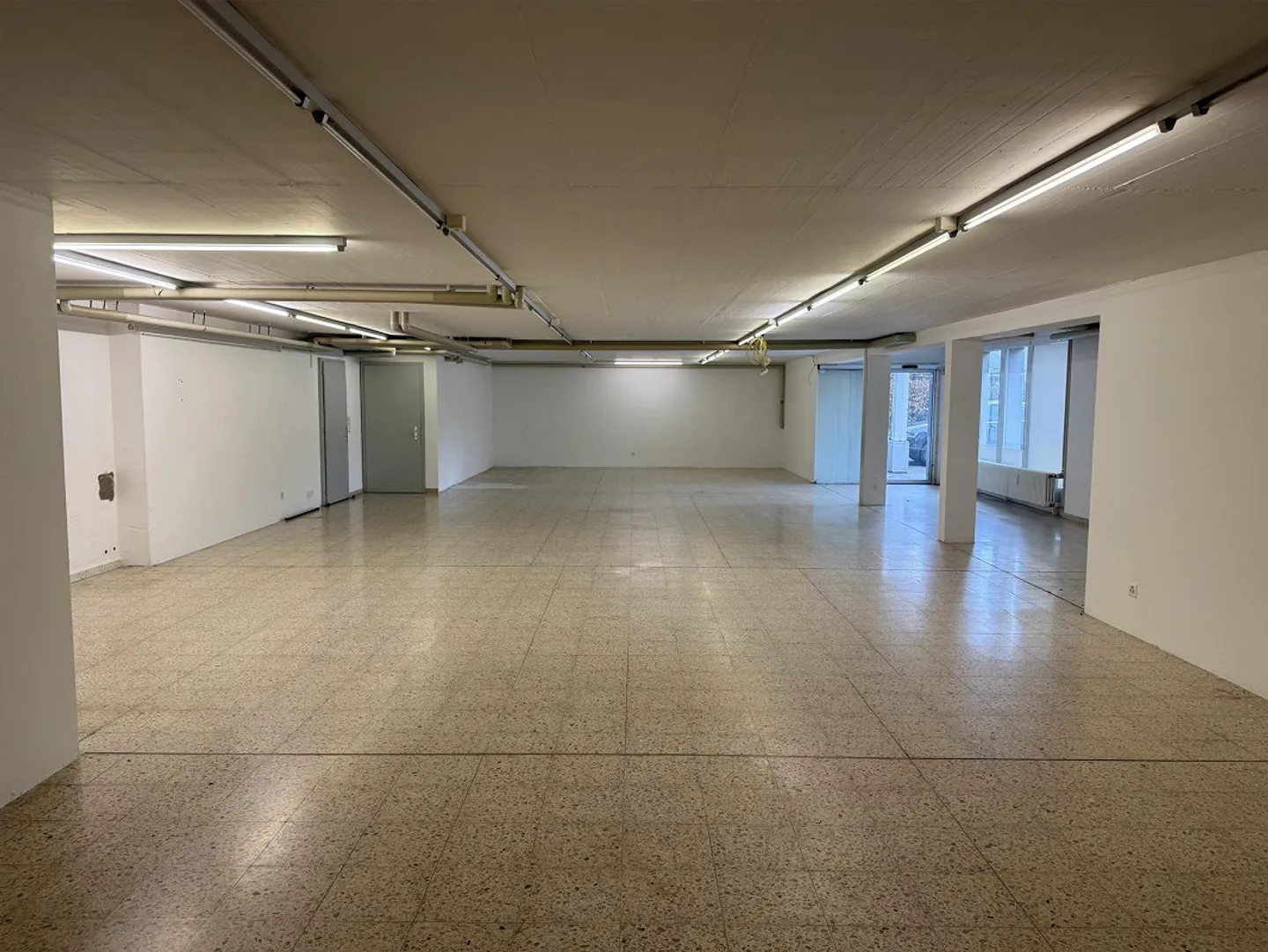 Espace commercial/de stockage de 160 m2 avec un maximum de 627 m2 d'espace extérieur/de stationnement - Photo 1 sur 9