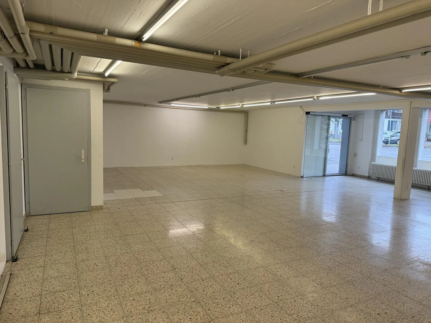 Espace commercial/de stockage de 160 m2 avec un maximum de 627 m2 d'espace extérieur/de stationnement - Photo 7 sur 9