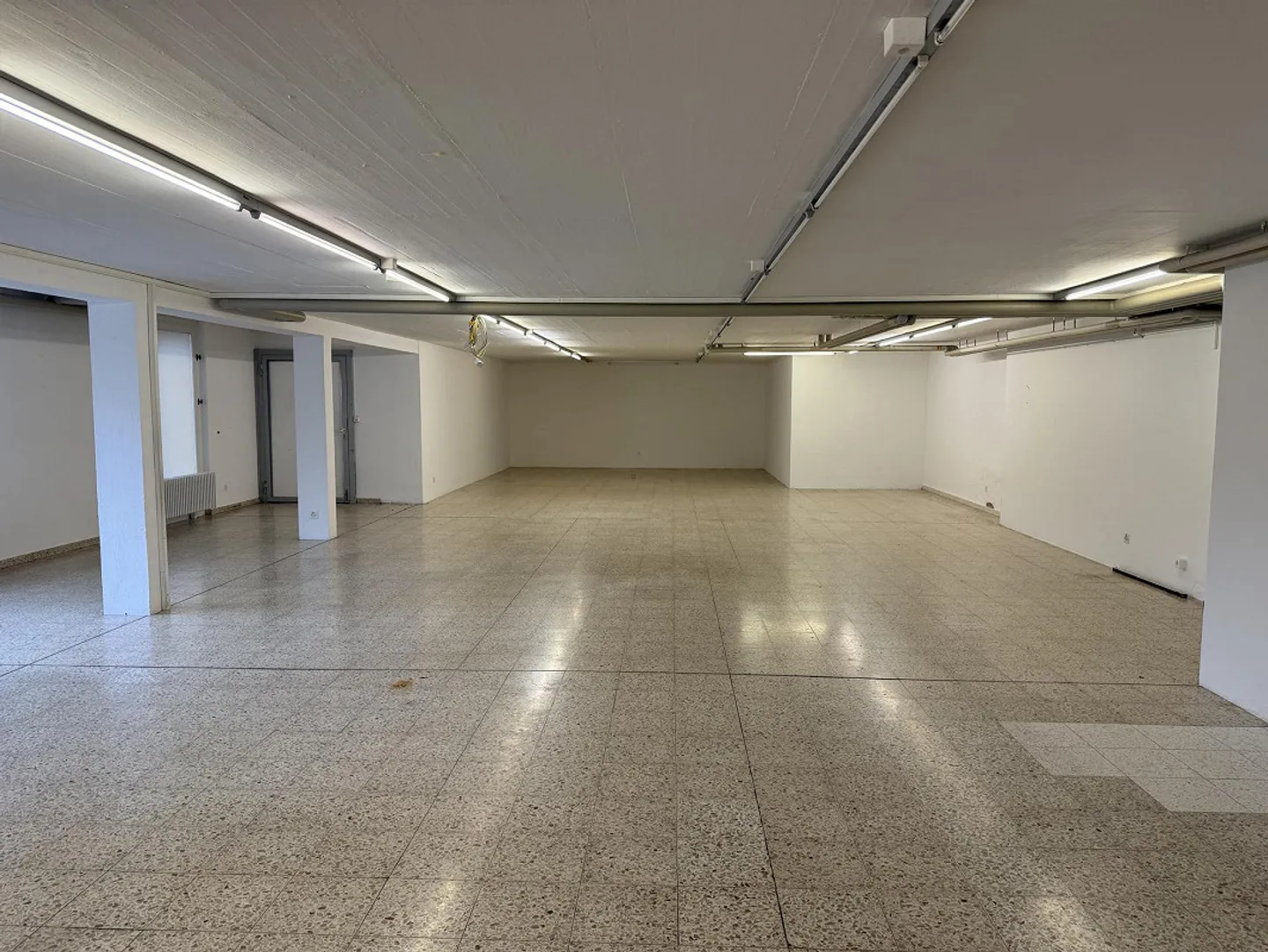 Espace commercial/de stockage de 160 m2 avec un maximum de 627 m2 d'espace extérieur/de stationnement - Photo 8 sur 9