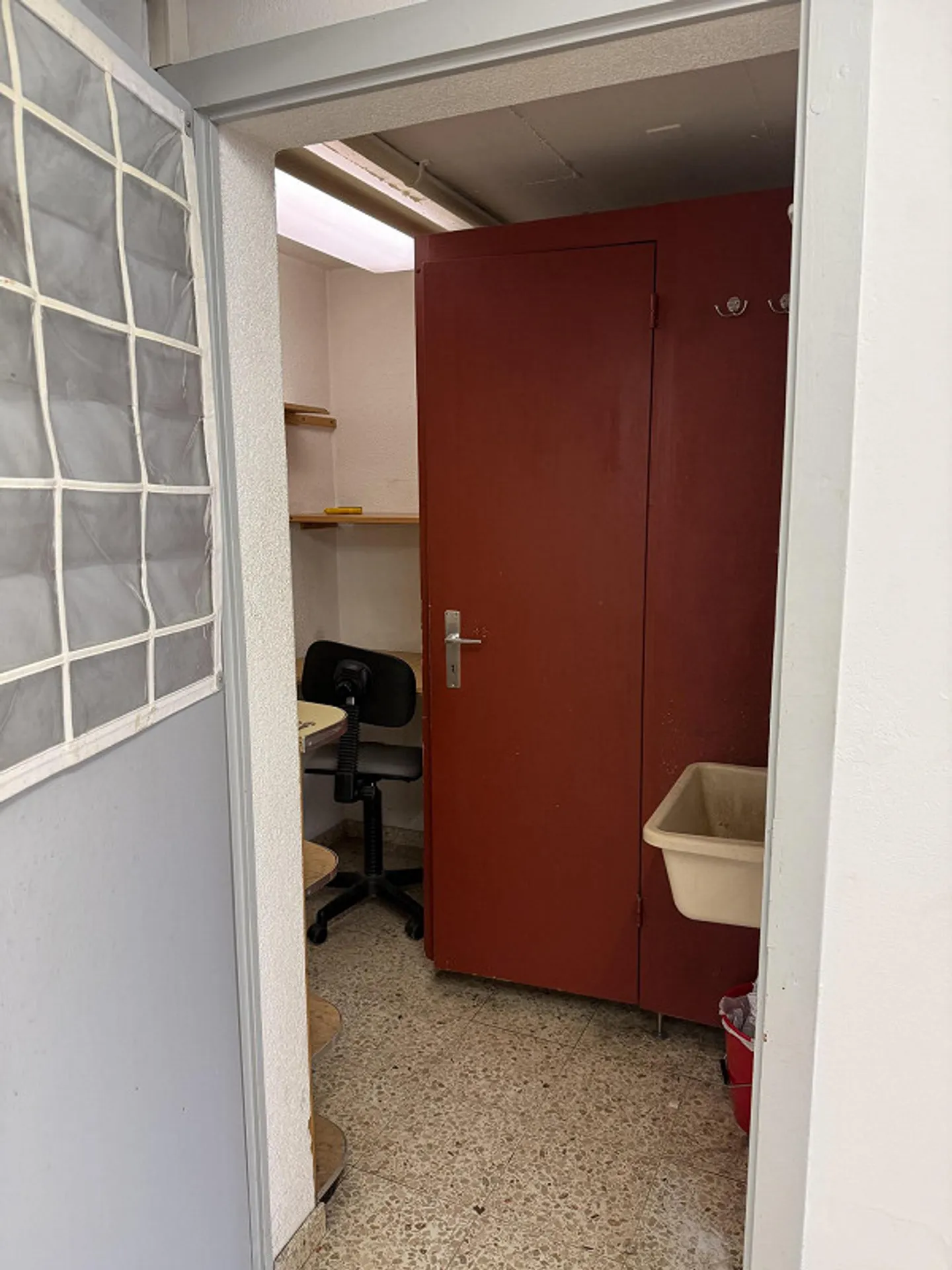 Espace commercial/de stockage de 160 m2 avec un maximum de 627 m2 d'espace extérieur/de stationnement - Photo 9 sur 9