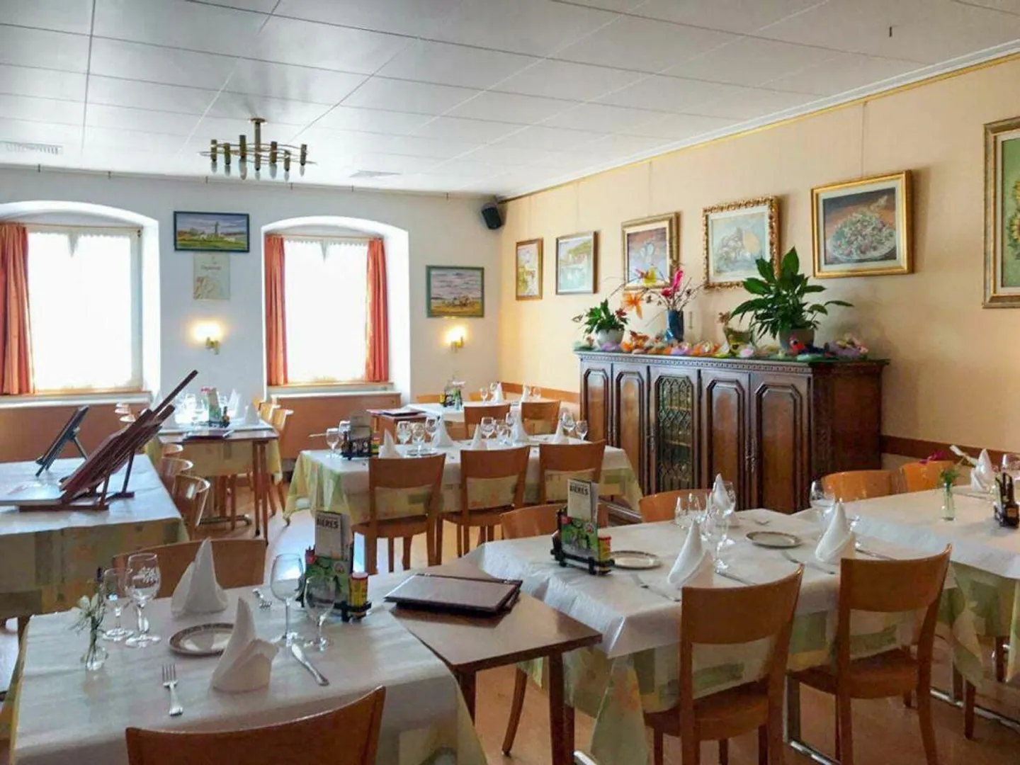 Spacious Hotel / Restaurant in a Central Location - Photo 4 of 21
