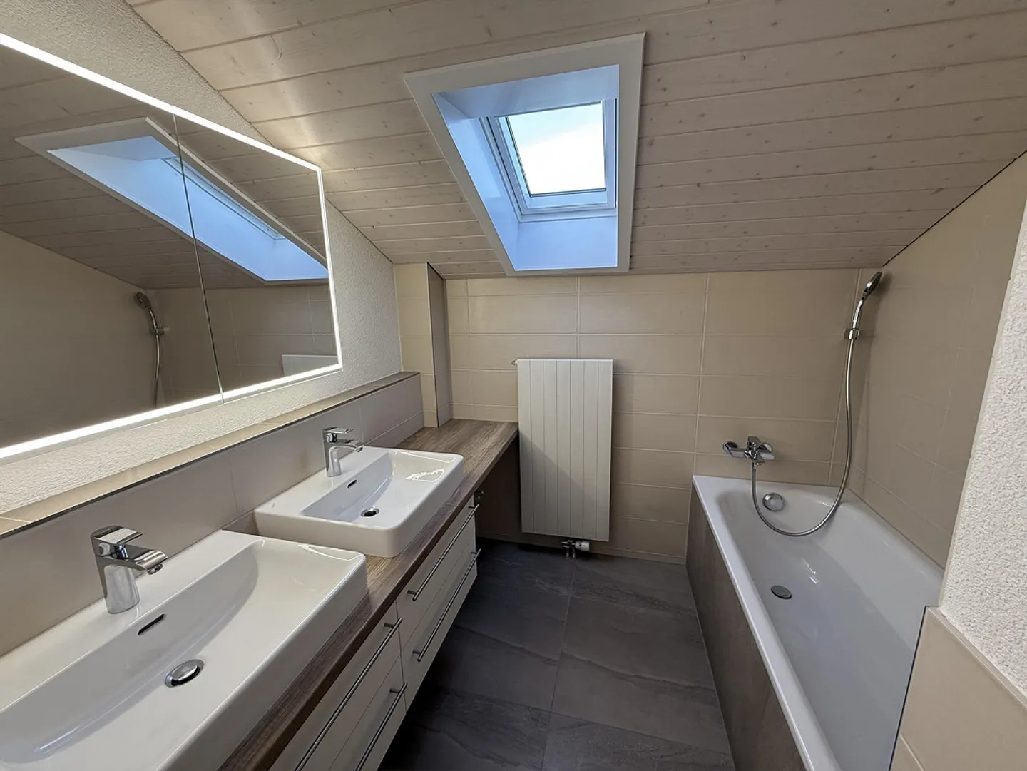 Ampio appartamento mansardato con fascino - Foto 11 di 13