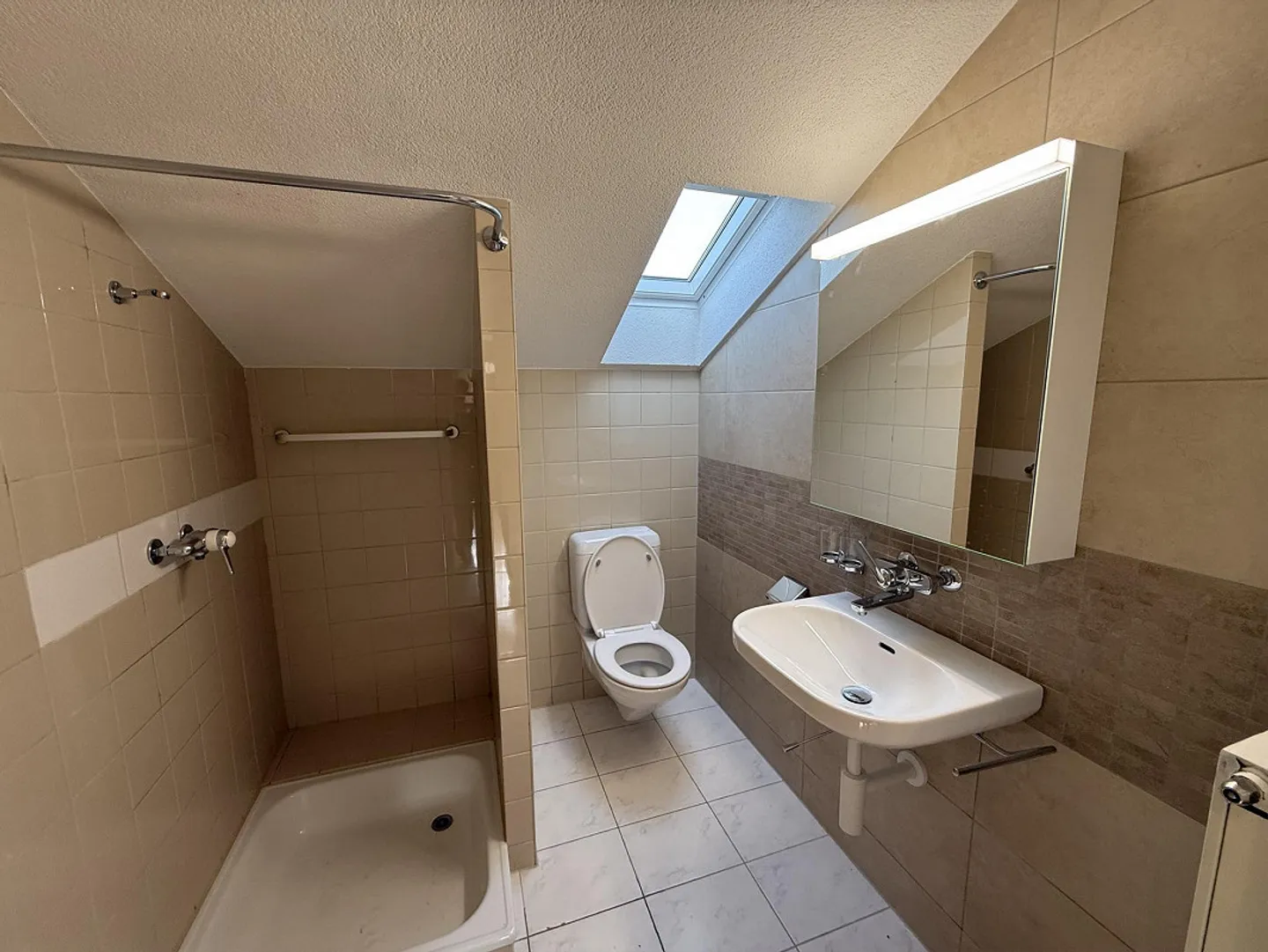 Ampio appartamento mansardato con fascino - Foto 12 di 13