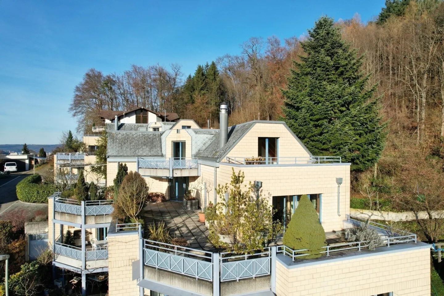 À PROPOS DES TOITS DE LIESTAL - VIVRE COMME DANS UNE MAISON INDIVIDUELLE - Photo 1 sur 16