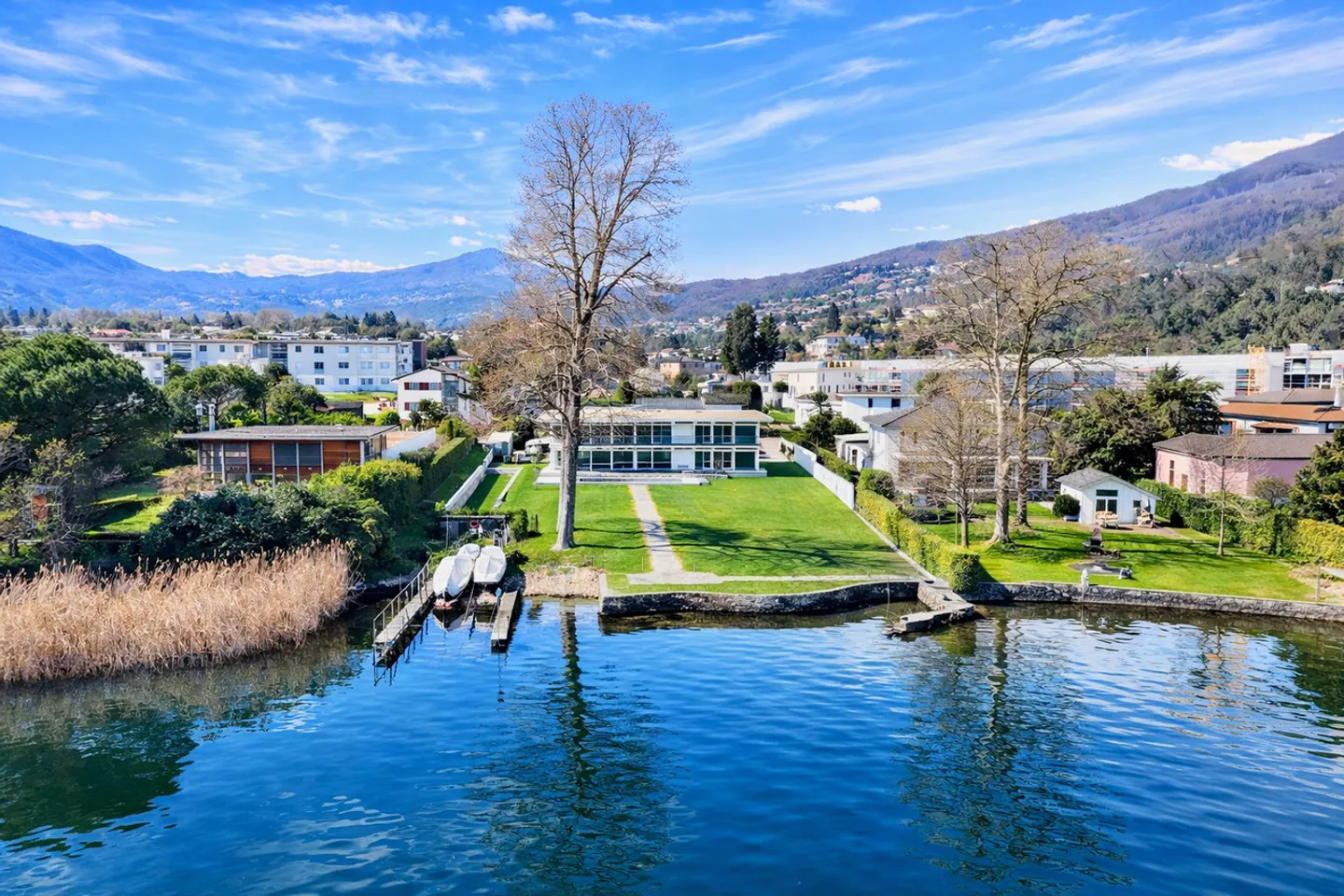 Villa contemporaine au bord du lac de Lugano - Photo 1 sur 33