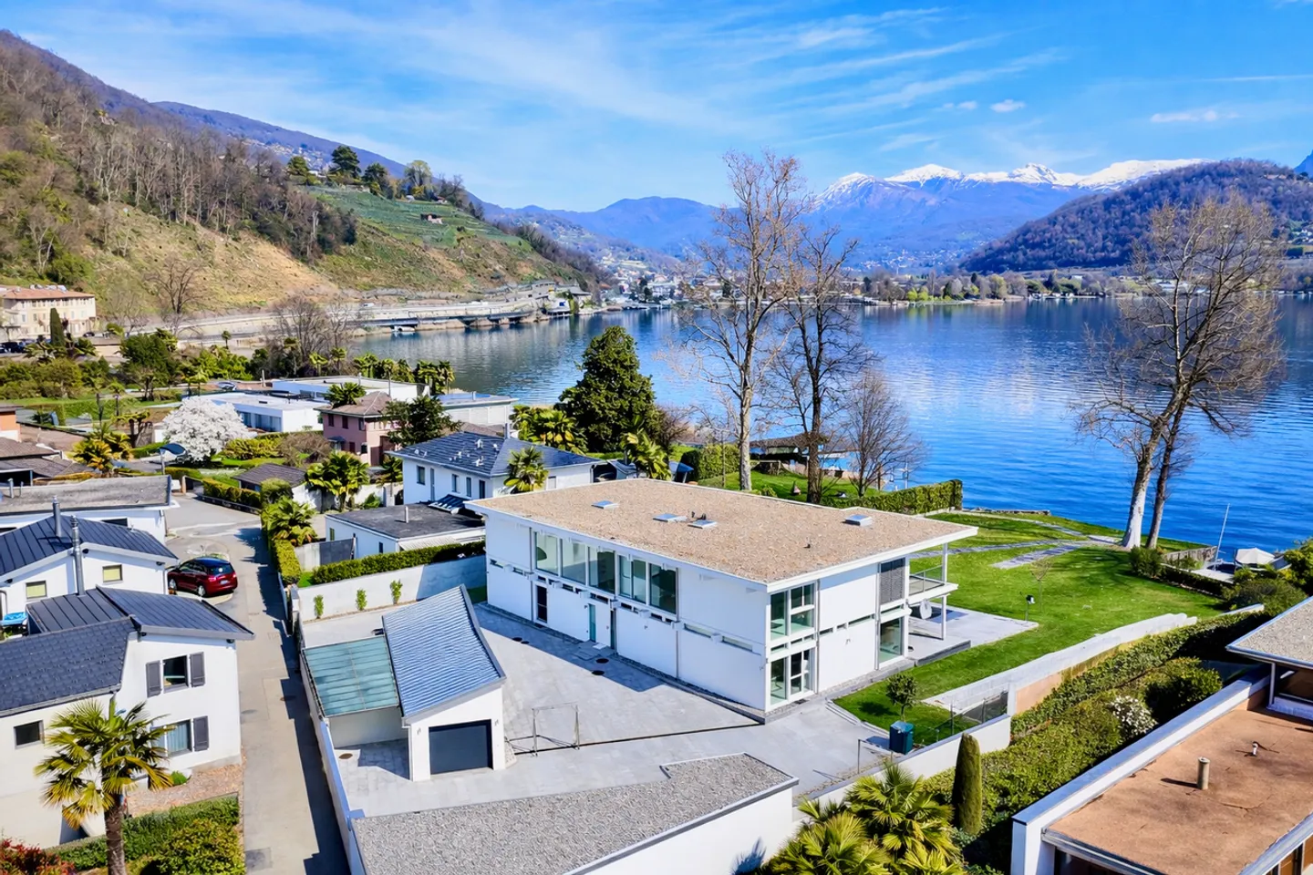 Villa contemporaine au bord du lac de Lugano - Photo 2 sur 33