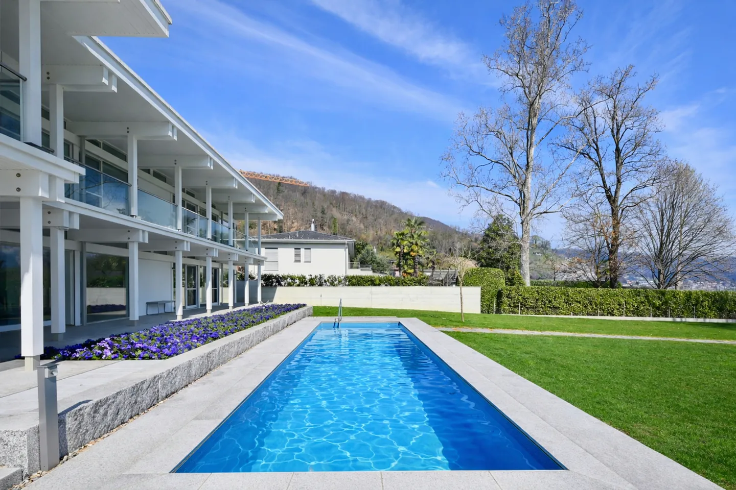 Villa contemporaine au bord du lac de Lugano - Photo 6 sur 33