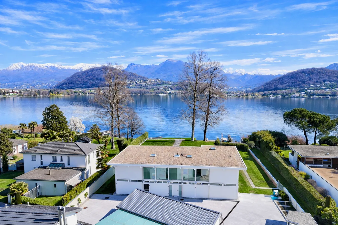 Villa contemporaine au bord du lac de Lugano - Photo 3 sur 33