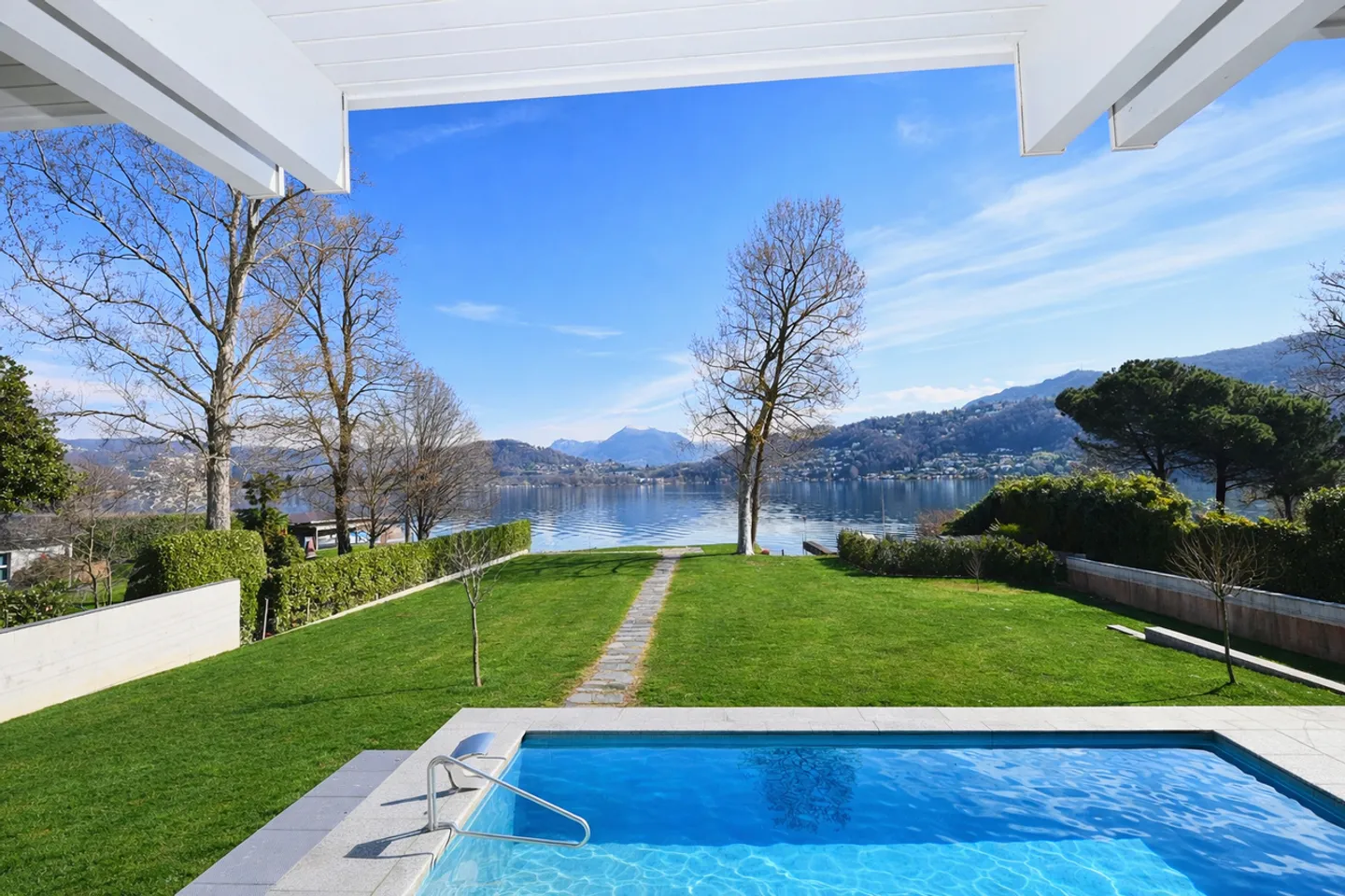 Villa contemporaine au bord du lac de Lugano - Photo 4 sur 33