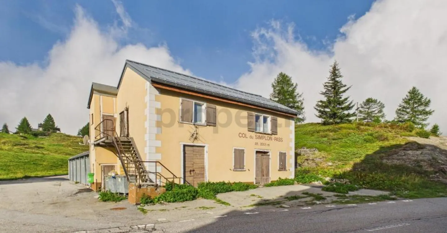 Historical Pass Jewel at 2,005 m above sea level: 228 m² of living space, alpine dream backdrop and versatile use - Photo 2 of 7