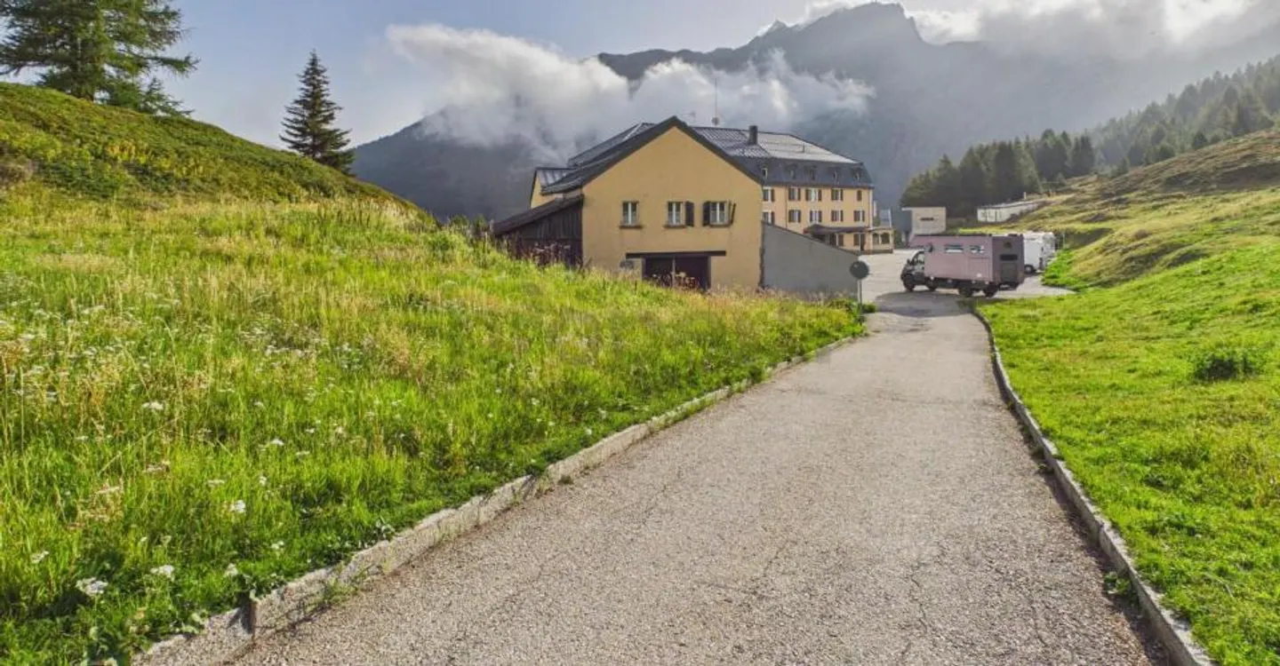 Historical Pass Jewel at 2,005 m above sea level: 228 m² of living space, alpine dream backdrop and versatile use - Photo 4 of 7
