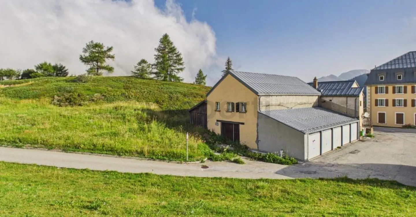 Historical Pass Jewel at 2,005 m above sea level: 228 m² of living space, alpine dream backdrop and versatile use - Photo 5 of 7