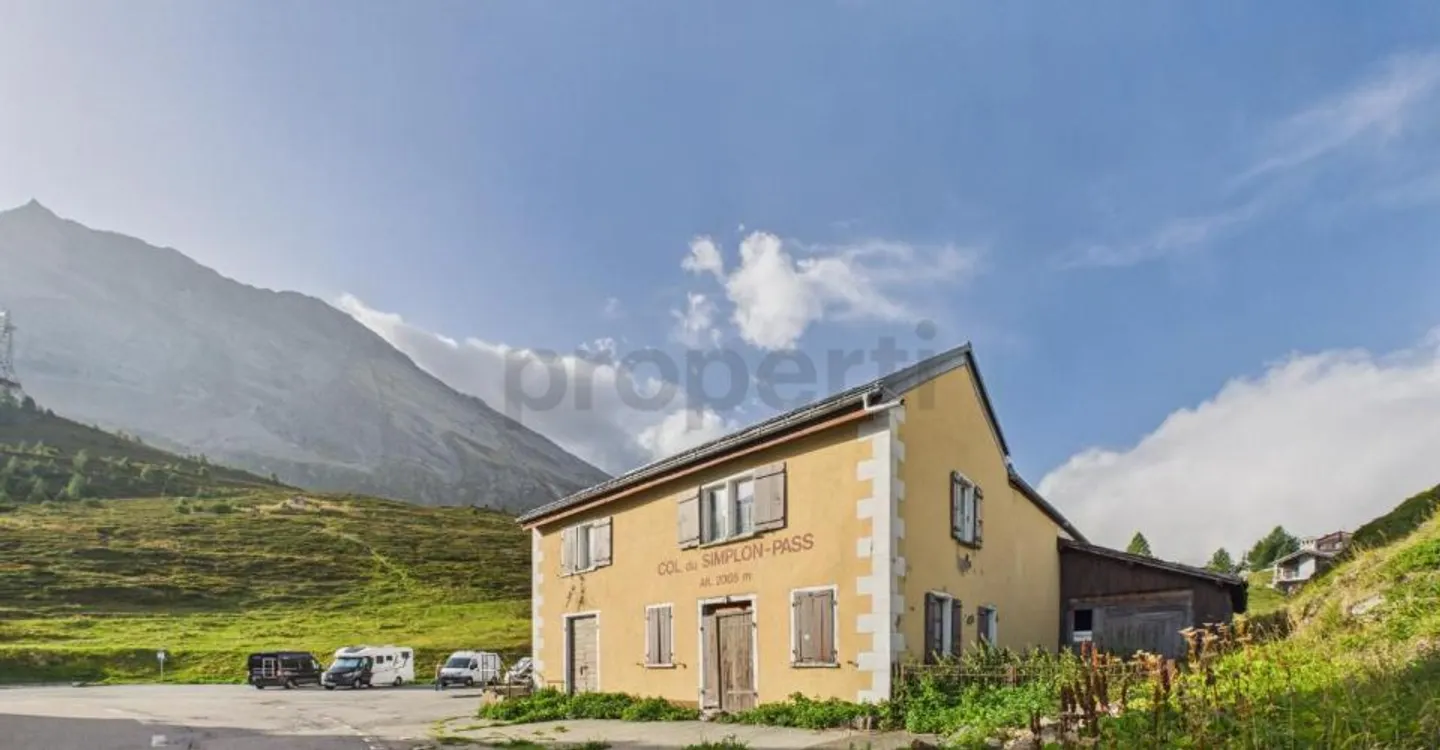 Historical Pass Jewel at 2,005 m above sea level: 228 m² of living space, alpine dream backdrop and versatile use - Photo 6 of 7