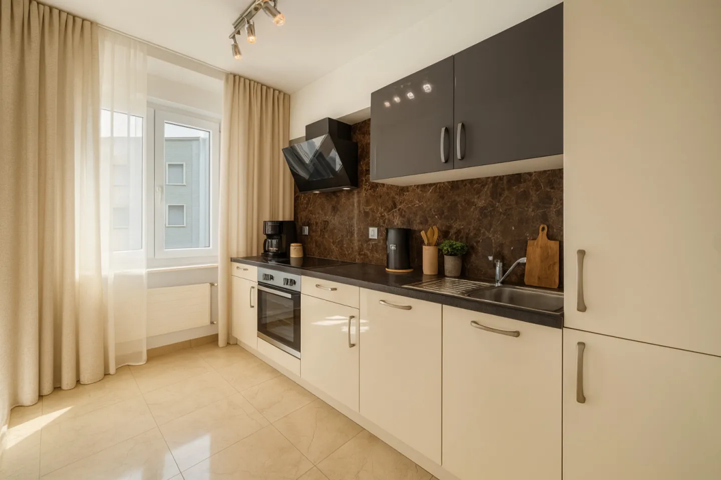 4.5 Room High-End - Photo 3 of 8