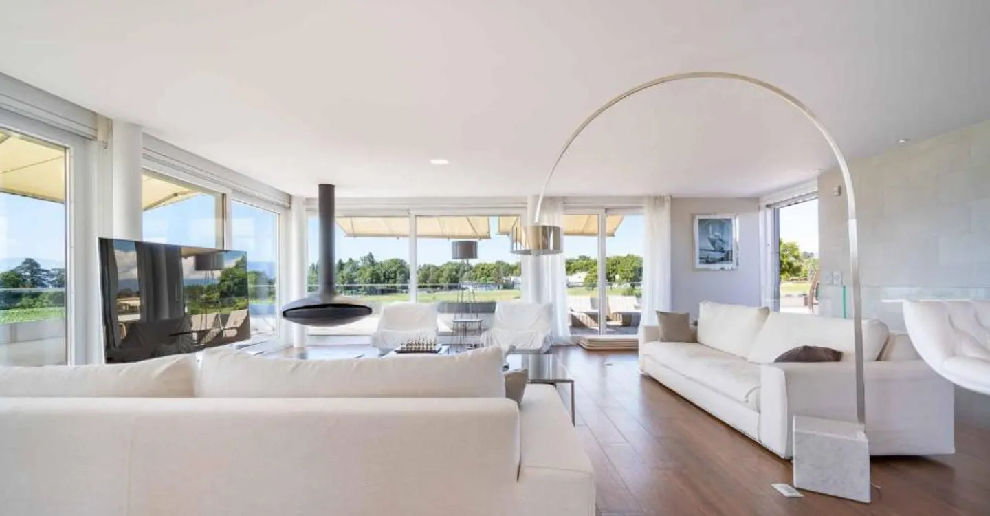 Sumptuous property with swimming pool and panoramic view of the lake - Photo 1 of 13
