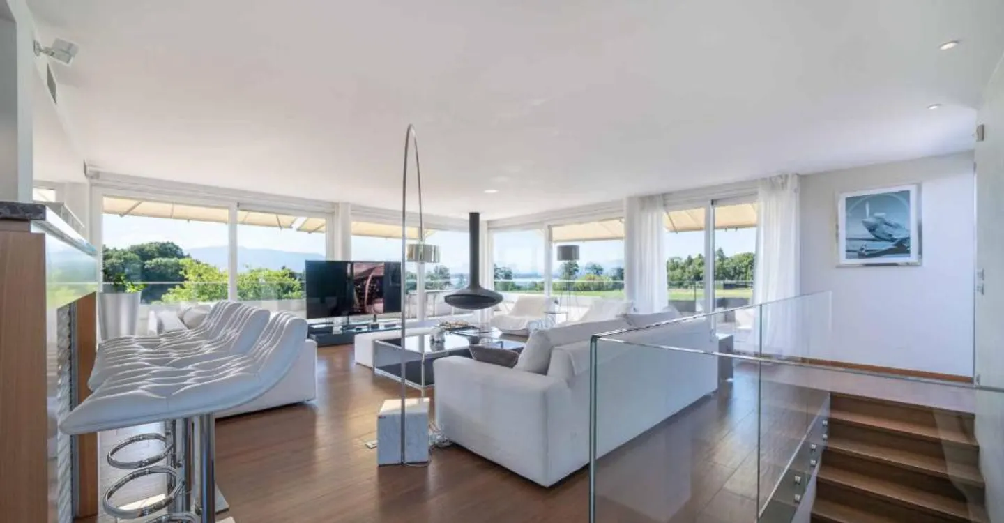 Sumptuous property with swimming pool and panoramic view of the lake - Photo 2 of 13