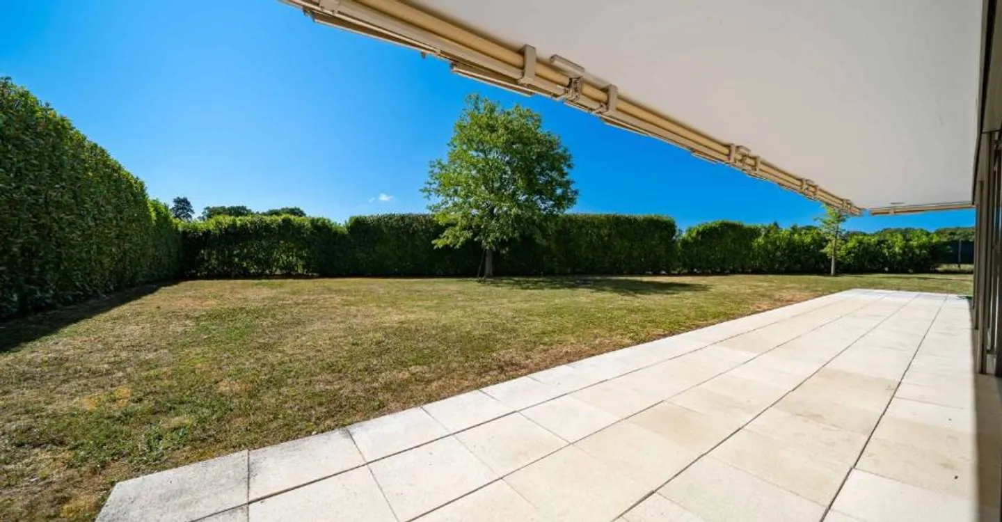 Sumptuous property with swimming pool and panoramic view of the lake - Photo 7 of 13