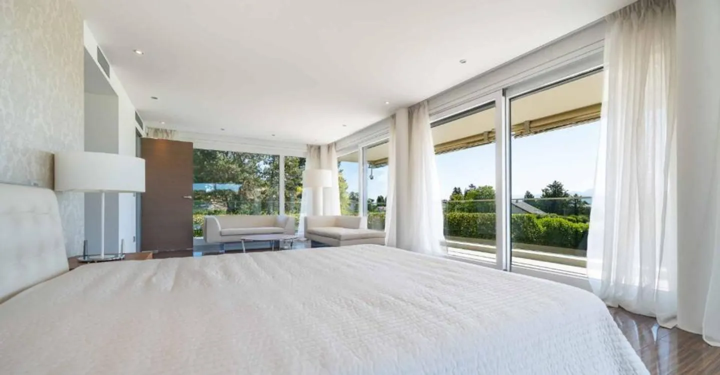 Sumptuous property with swimming pool and panoramic view of the lake - Photo 9 of 13