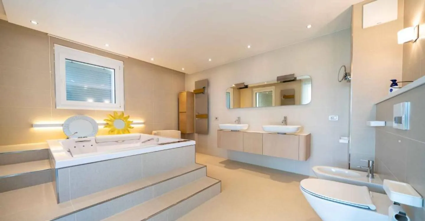 Sumptuous property with swimming pool and panoramic view of the lake - Photo 10 of 13