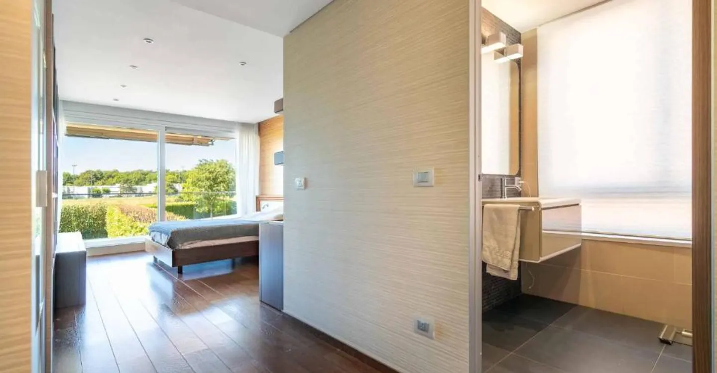 Sumptuous property with swimming pool and panoramic view of the lake - Photo 11 of 13