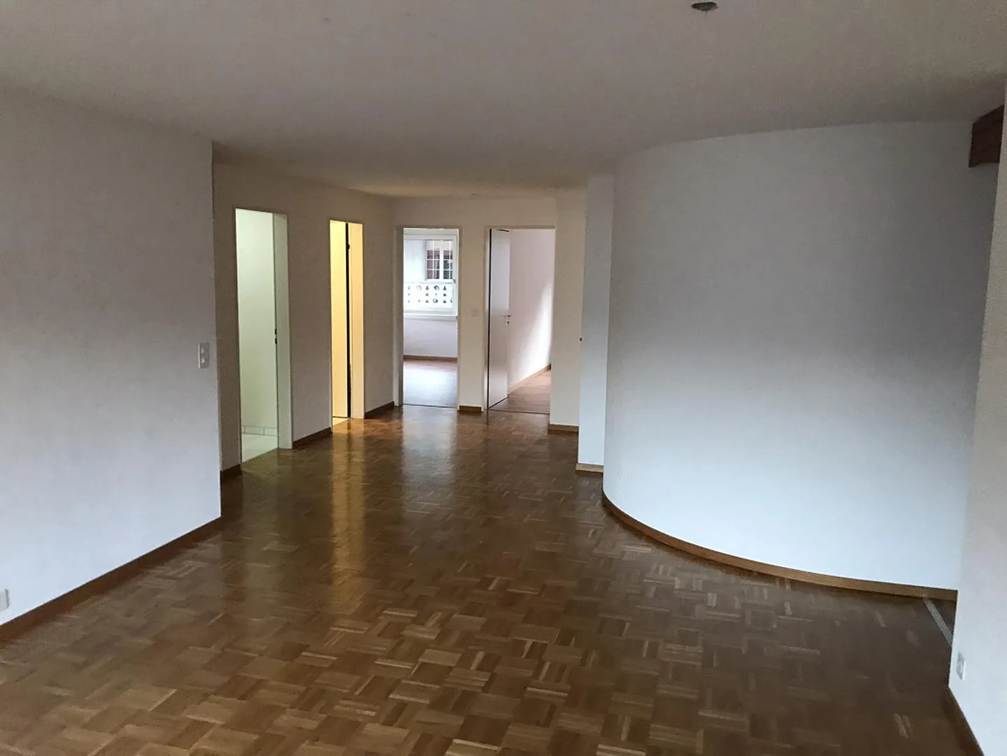 Ampio appartamento di 6,5 stanze in ottime condizioni con 2 balconi - Foto 1 di 25
