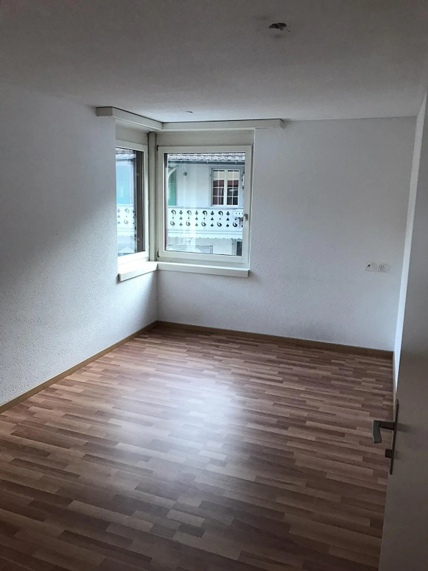 Ampio appartamento di 6,5 stanze in ottime condizioni con 2 balconi - Foto 9 di 25