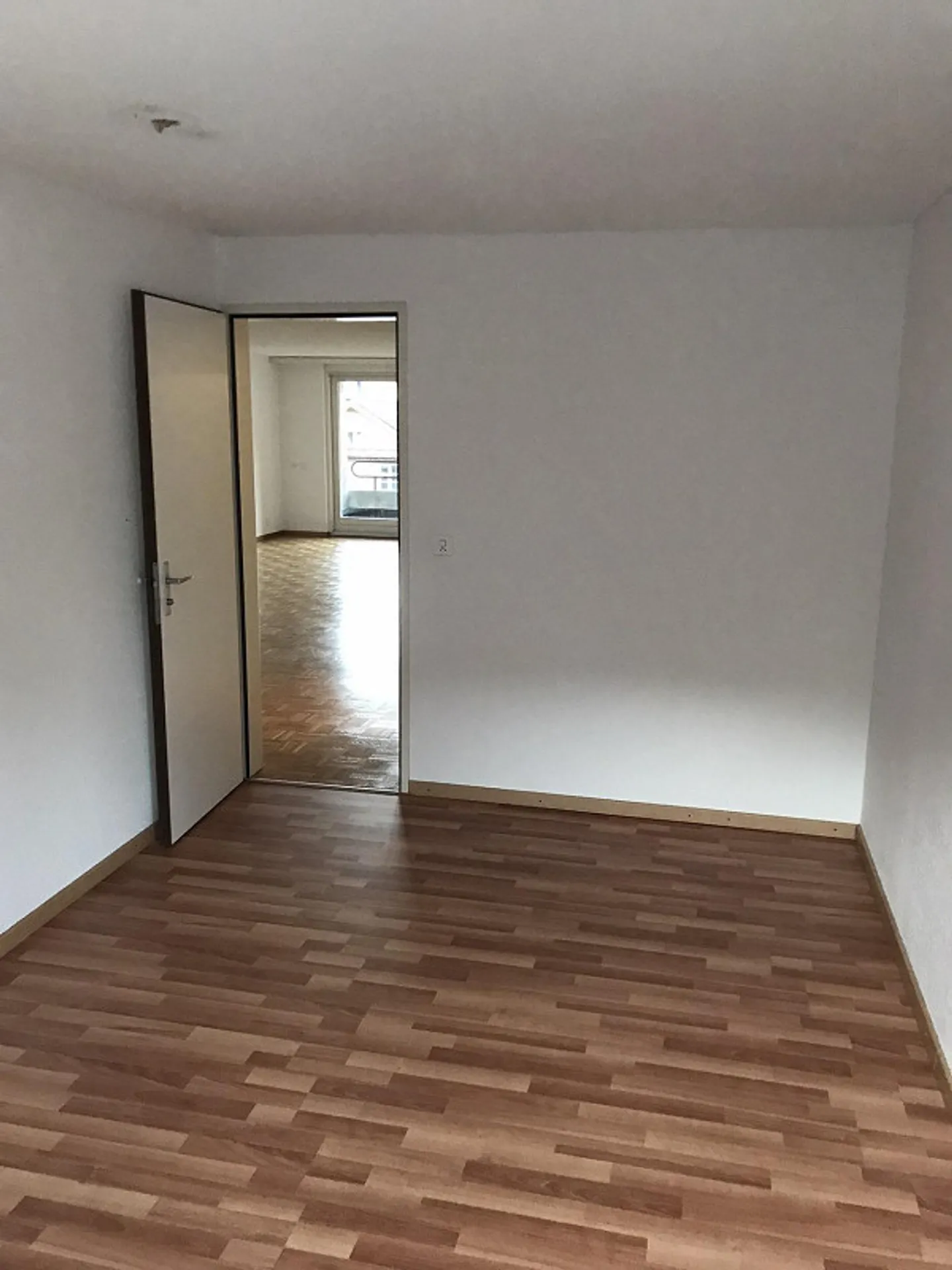 Ampio appartamento di 6,5 stanze in ottime condizioni con 2 balconi - Foto 10 di 25