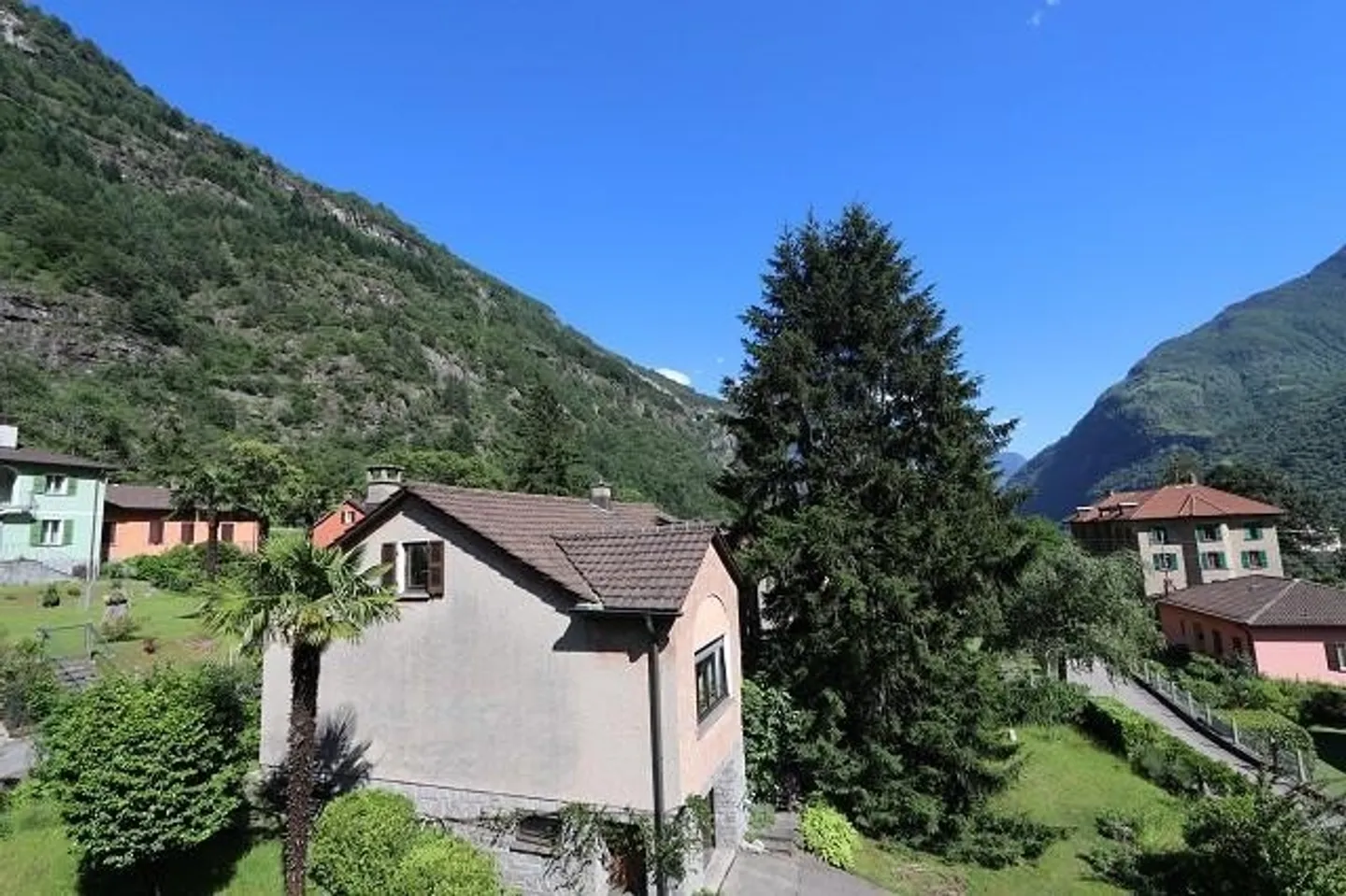 Casa bifamiliare con due appartamenti di 4 locali con grande giardino bello... - Foto 10 di 31